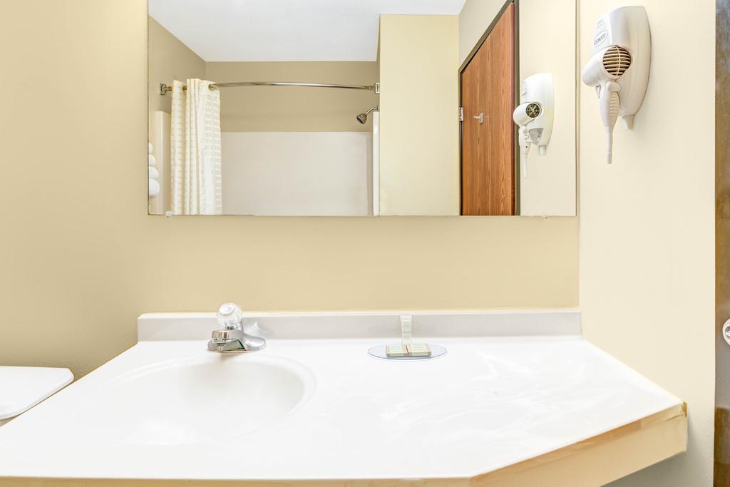 Super 8 By Wyndham Mckinney/Plano Area מראה חיצוני תמונה